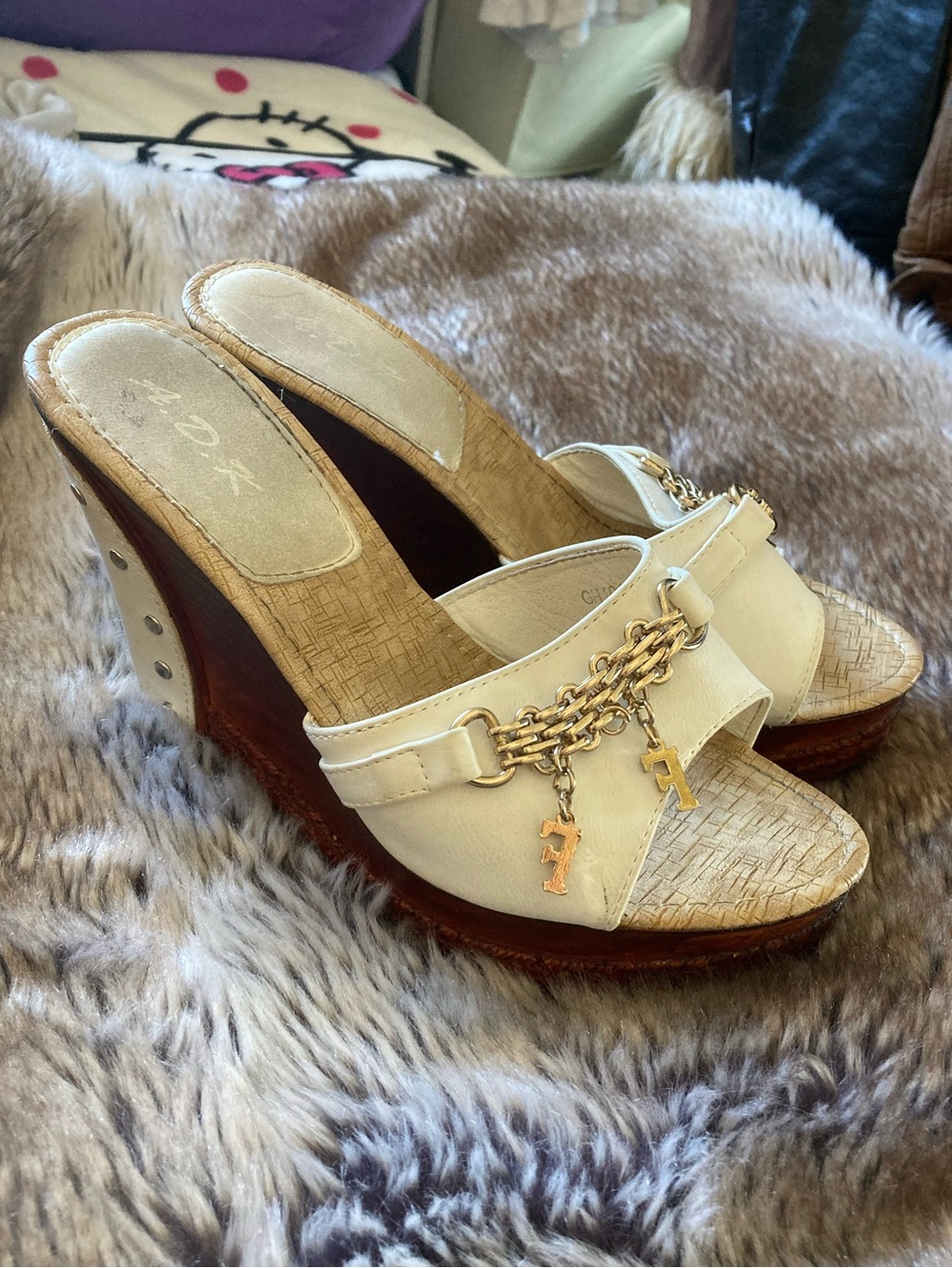 Y2K White Wedge Sandals with Gold Chain Accent and Stud Details